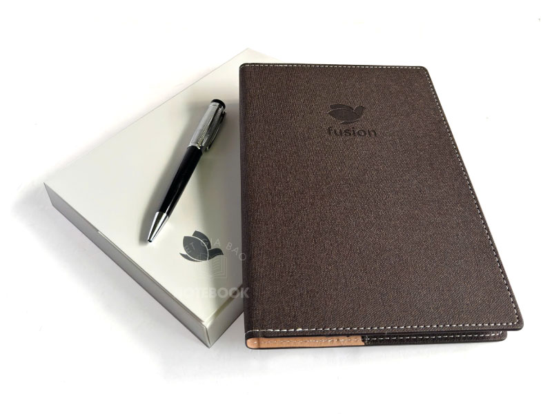 sổ bìa da PU cao cấp ép chìm logo công ty FUSION