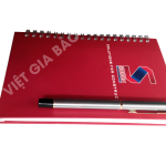 in sổ lò xo bìa cứng kèm viết làm quà tặng